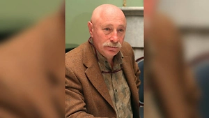 В Думе призвали уехавшего в Латвию писателя Остера вернуть российские награды