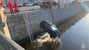 Два человека пострадали при падении легковушки в Обводный канал в Петербурге