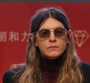 Это тренд не новый. Достаточно сравнить фотографии наших мам — в школьные годы, во время поступления в ПТУ или в 80-е годы. Разница очевидна, потому что тогда всегда были объёмные прически. Прошлая мода почти всегда выглядит устаревшей. Всё, что было модно тогда, выглядит гораздо более взрослым. Тяжёлый макияж, перламутровые губы и тени, обесцвеченные волосы, сильный загар — всё это кажется очень неестественным. И соответственно, 2000-е — это очень вульгарное время, время розового цвета.