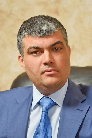 Три главных правила защиты. Первое: не переходите по ссылкам из сообщений. Даже если отправитель представляется знакомым или официальной организацией. Второе: не сообщайте коды из СМС, данные карты и пароли. Сотрудники любых ведомств никогда их не запрашивают. Третье: сомневаетесь — проверяйте. Звоните в официальные службы по номерам с официальных сайтов. 