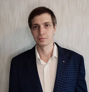 Явный признак того, что перед вами интеллектуальная девушка, — это «раскачанные» виски. Они находятся по двум сторонам лба. Чем лучше они выражены, тем больший объём информации можно в себя закачать. Скошенность лба тоже укажет на то, как человек работает с информацией. Девушки с прямым лбом склонны больше систематизировать информацию, постоянно её рефлексируя. Сильный скос лба даёт больше конкретики, чем абстрактных схем. Здесь упор идёт на запоминание конкретной, рабочей информации.