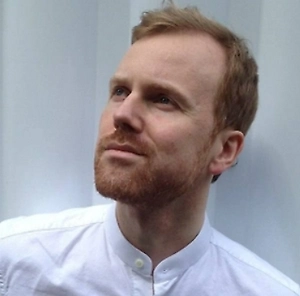 Я думаю, что нечто похожее может начать появляться лет через 20–30. И к тому моменту, когда это можно будет делать, уже будут — я надеюсь и уверен — другие механизмы для тестирования и разработки. Это будет уже не так, как сейчас: какая-то фармацевтическая компания, потом клинические испытания, потом Минздрав, потом аптеки. Появятся другие организационные решения. И тогда уже не будет принципиальной разницы — появилось это в России или где-то ещё.