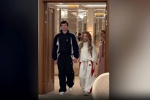 Карина Кросс в спортивном костюме вышла замуж за юного хоккеиста