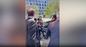 В Берлине облили красной жидкостью сына последнего шаха Ирана