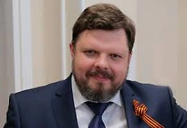 Знаете, что меня в этой ситуации больше всего волнует? Скажу откровенно. Вот у нас человек отучился в школе, потом получил высшее образование — закончил институт, университет. Диплом о высшем образовании есть. А дальше он идёт работать не по специальности. Например, идёт работать официантом