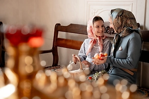 Главные ошибки на Пасху: Что не так с наклейками на яйца и куличом из магазина — Life.ru спросил священника