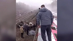 Появилось видео из Ульяновской области, где пассажирский поезд сошёл с рельсов
