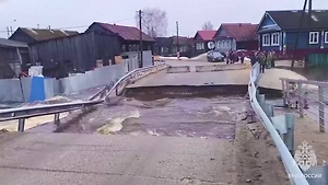 Паводок смыл часть моста в Нижегородской области

