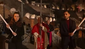 Папа Римский Лев XIV впервые провёл крестный ход у Колизея