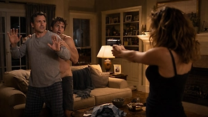 Женщина чуть не прикончила мужа и любовника, когда они узнали друг о друге