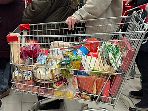 Колбасу с вызывающим рак «‎мясным клеем» нашли в магазинах российских городов