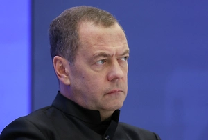 «Омерзительный сброд оголтелых паразитов»: Медведев — о превращении ЕС в военный блок