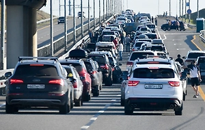 Пробка перед Крымским мостом растянулась на 30 километров