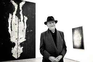 Переворачивал мир вверх ногами: Умер художник Георг Базелиц