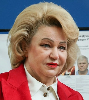 Я рассматриваю этот запрет как небольшую победу — пусть в защиту детей и родителей. Потому что гневные родители, просто смущённые, мягко говоря, дети, которые и так испытывают огромный стресс перед экзаменом, а тут ещё и такой стресс. Мальчишки прятали глаза, девочки чувствовали себя униженными в силу своей неустойчивой психики. Иногда они бравировали, но это перед обыскивающими их — тоже, наверное, неловко чувствующими себя взрослыми дядями, которые абсолютно не вправе были этого делать.