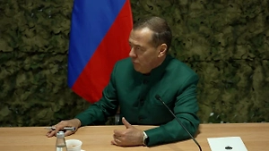 Ни одна армия в мире сегодня не сможет справиться с роем БПЛА, заявил Медведев