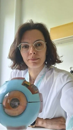 Весна прекрасна. Стало значительно больше солнечного света, но не забываем, что помимо радости он приносит и дополнительную нагрузку для глаз. А ещё во многих регионах всё ещё много снега. Где он тает, образуются лужи. Снег и вода отражают солнечные лучи. И нагрузка получается и сверху, и снизу.