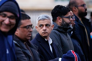 Охранники мэра Лондона забыли на улице полную оружия сумку