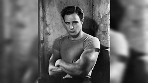 Гений, презиравший Голливуд: Почему Марлон Брандо использовал «Оскар» как дверной упор и ненавидел сценарии
