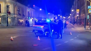 Пьяный мужчина выстрелил из ракетницы в центре Москвы и получил разбитое лицо