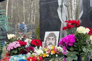 Год без Паши Техника: Родные почтили память рэпера на кладбище — репортаж Life.ru