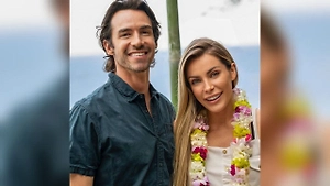 Вдова основателя Playboy, которая выглядела его внучкой, вышла замуж