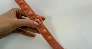 Спасение перед ЕГЭ: Попит-браслеты помогли российским школьникам одолеть стресс