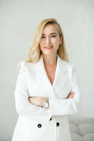 Существует такая косметологическая процедура, как «точка Лабутена». Это когда вкалывают ботекс в ахиллово сухожилие, и якобы после этого разглаживаются морщины на лице. Это трендовая методика, но она не пользуется гигантской популярностью, потому что у неё нет высокой степени эффективности. Если неправильно проводить манипуляции, возможны травмирующие факторы касательно соединительной ткани, а также сосудов, вен и артерий. Возможно нарушение походки, двигательной функции ноги, повреждение сухожилий. Эффективность процедуры в целом не доказана, но при этом риски большие.