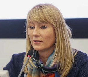 Так что основа — луковая шелуха, а каждый год пробуем что-то новое. Особенно радуют наклейки: есть настолько потрясающие, что ничего больше и придумывать не нужно.