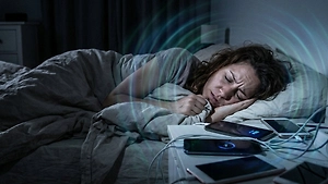 Почему нельзя заряжать телефон рядом с кроватью: 5 причин, из-за которых вы разрушаете своё здоровье