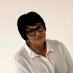 «Точку Лабутена» нельзя делать никому. Это травмирующая процедура, которая закончится изменениями костей таза и прочими последствиями. Существует гимнастика для того, чтобы ходить правильно, с расправленной спиной, — тогда не будет морщин на лице. Потому что морщины на лице действительно формируются от неправильной постановки позвоночника и таза. Это известный факт: сочетание отклонений таза в ту или иную сторону влияет на формирование морщин на лице. А колоть ботулотоксины в сухожилия и инвалидизировать пациентов в будущем — это преступление. Все, кто это делает, с моей точки зрения, преступники.