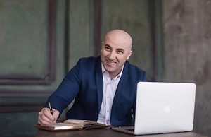 Многие самозанятые ошибочно считают статус плательщика НПД «индульгенцией». Однако грань между административным и уголовным правонарушением очень тонка. Единственный критерий — размер неучтённой выручки и фактор времени.