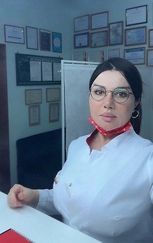 Особенно эта процедура показана девушкам, которые любят каблуки, высокие каблуки, чтобы снять напряжение с ног: допустим, когда мы становимся на каблук, мышца, которая лежит вдоль, оказывается немного сжатой. А когда мы расслабляем эту точку, эту мышцу, происходит расслабление ступни. Также точка Лабутена разглаживает морщины на лице. Наши мышцы, начиная с височных и жевательных, все взаимосвязаны. Шейно-воротниковая зона — все мышцы связаны по спинке до ног, икр ног. И если мы берём низ — точку Лабутена, она круто всё выравнивает. Точка Лабутена — это очень крутая техника, где мы снимаем полный спазм, идёт перераспределение мышц, а также подтяжка внутренних мышц. Влагалище сужается. Женщина чувствует себя комфортнее, у неё даже либидо усиливается.