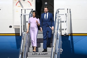 Вэнс прилетел с женой в Будапешт для переговоров с Орбаном