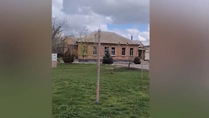 Стены раскурочены, везде осколки: Последствия удара ВСУ по школе на Запорожье сняли на видео