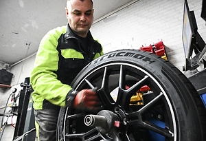 Водителей предупредили о штрафе за езду на зимней резине в тёплое время года