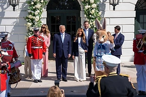 Трамп с женой покатали яйца