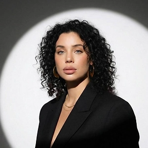 Через грудной центр часто приходят ответы: если ощущается расширение — ответ положительный, если ничего не меняется — значит, нужно смотреть глубже. Ладони — один из самых сильных инструментов восприятия. Именно поэтому вы часто видите, как экстрасенсы работают руками в пространстве — это действительно помогает считывать.