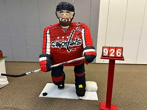 Сладкий Ови: В США сделали скульптуру Овечкина без зуба из маршмеллоу