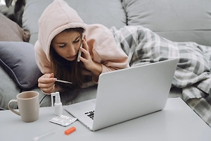 В Минтруде объяснили, можно ли уволить сотрудника на больничном