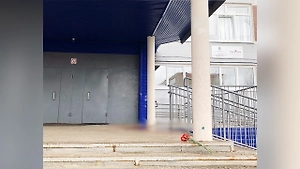 Жители Добрянки несут цветы к крыльцу школы, где подросток убил учительницу