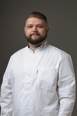 Вторая поза – это сутулость с круглой грудью. Грудной отдел сгибается, лопатки уходят вперёд, дыхание мелеет. Возникает мышечный дисбаланс и хроническая усталость. Итог: трудно дышать глубоко, болят плечи и область между лопатками, снижена подвижность.