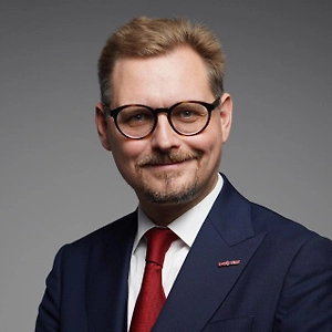 Текущие цены на яйца во многом&nbsp;связаны с традиционным увеличением спроса на них&nbsp;перед Пасхой, когда население закупает продукцию в повышенных объёмах. Для данной ситуации характерна&nbsp;регулярность&nbsp;и ежегодность. Дефицита яиц на рынке нет. Производство&nbsp;за первые месяцы 2026 года увеличилось на 2,7%. Также&nbsp;на&nbsp;их стоимость оказывает влияние рост затрат производителей, включая&nbsp;удорожание&nbsp;кормов, электроэнергии и логистики.