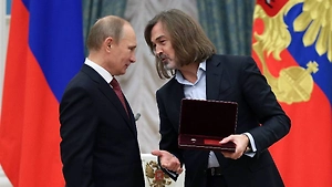 Путин наградил художника Никаса Сафронова орденом Александра Невского