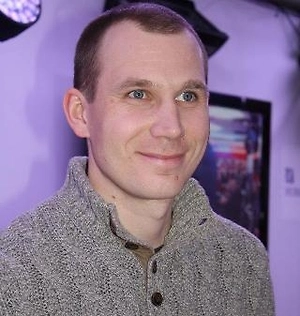 Утверждения о том, что велосипед лучше или мягче бега для обычного человека, — ошибочны. Велосипед не хуже и не лучше — это другой тип нагрузки на другие группы мышц. Да, формально можно заявить, что ударной нагрузки тут меньше, чем в беге, но смотря до какого уровня занятий велосипедом это рассматривать. Правильный бег рождается с километрами тренировок и становится неопасен в плане травм — это в защиту бега.