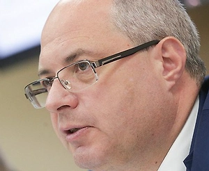 Когда в разговоре всплывает тема бесплатной земли от государства, большинство людей представляют себе готовый домик с грядками и забором. На практике всё устроено иначе. Российское законодательство говорит не о «даче» в бытовом смысле, а о предоставлении земельного участка из государственной или муниципальной собственности.