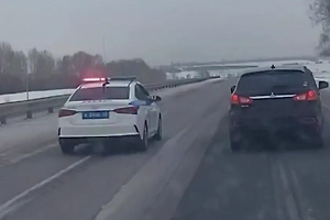 «Давай, стреляй в меня!» Лихач в розыске устроил гонку с полицией на иномарке без номеров