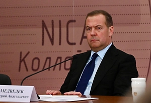 Медведев призвал не допускать завоза опасных инфекций в Россию