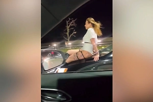 «Привет, молочницы!» Полуголые уфимки прокатились на капоте авто и стали звёздами