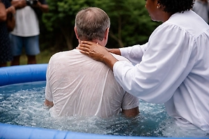 Пастор случайно утопила мужчину во время крещения в прямом эфире